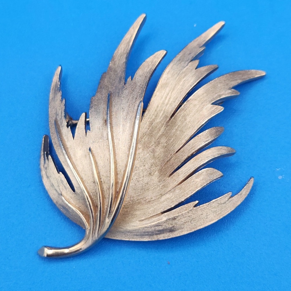 Vintage Crown Trifari Gold Tone Textured Leaf Brooch Pin Mid Century Modern